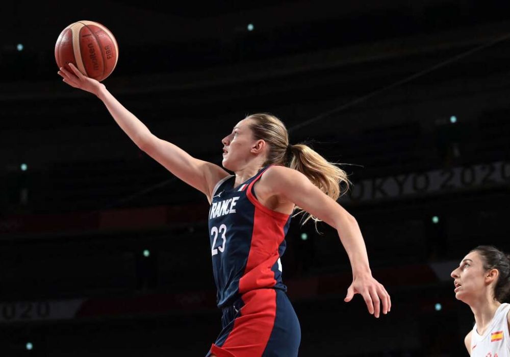 France's Marine Johannes (C) goes to the basket in the women's quarter-final basketball match between Spain and France during the Tokyo 2020 Olympic Games at the Saitama Super Arena in Saitama on August 4, 2021. (Photo by Aris MESSINIS / AFP)